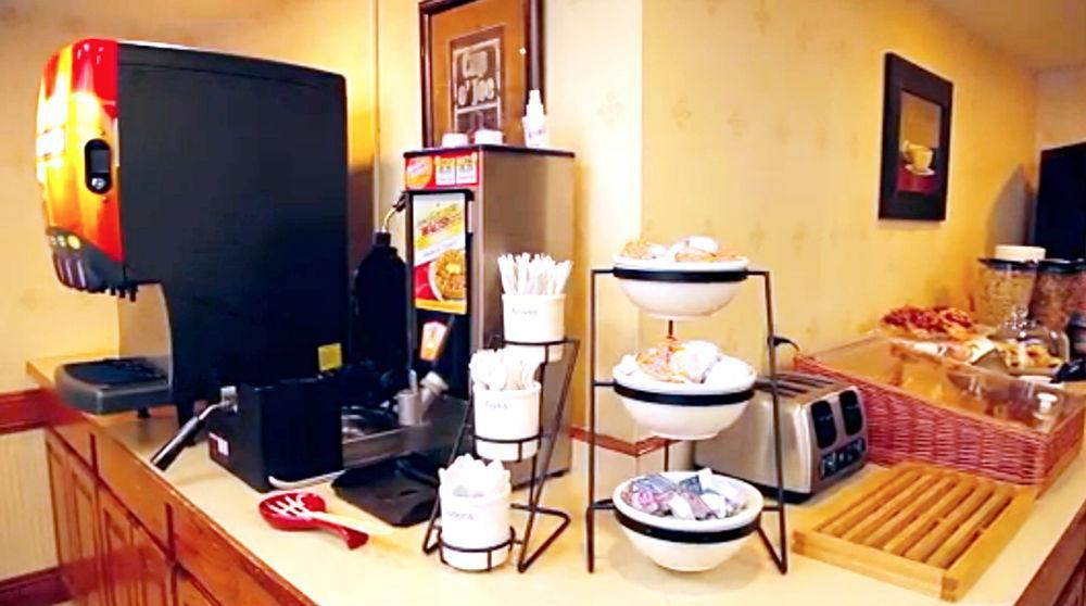 Country Inn River Falls Bagian luar foto