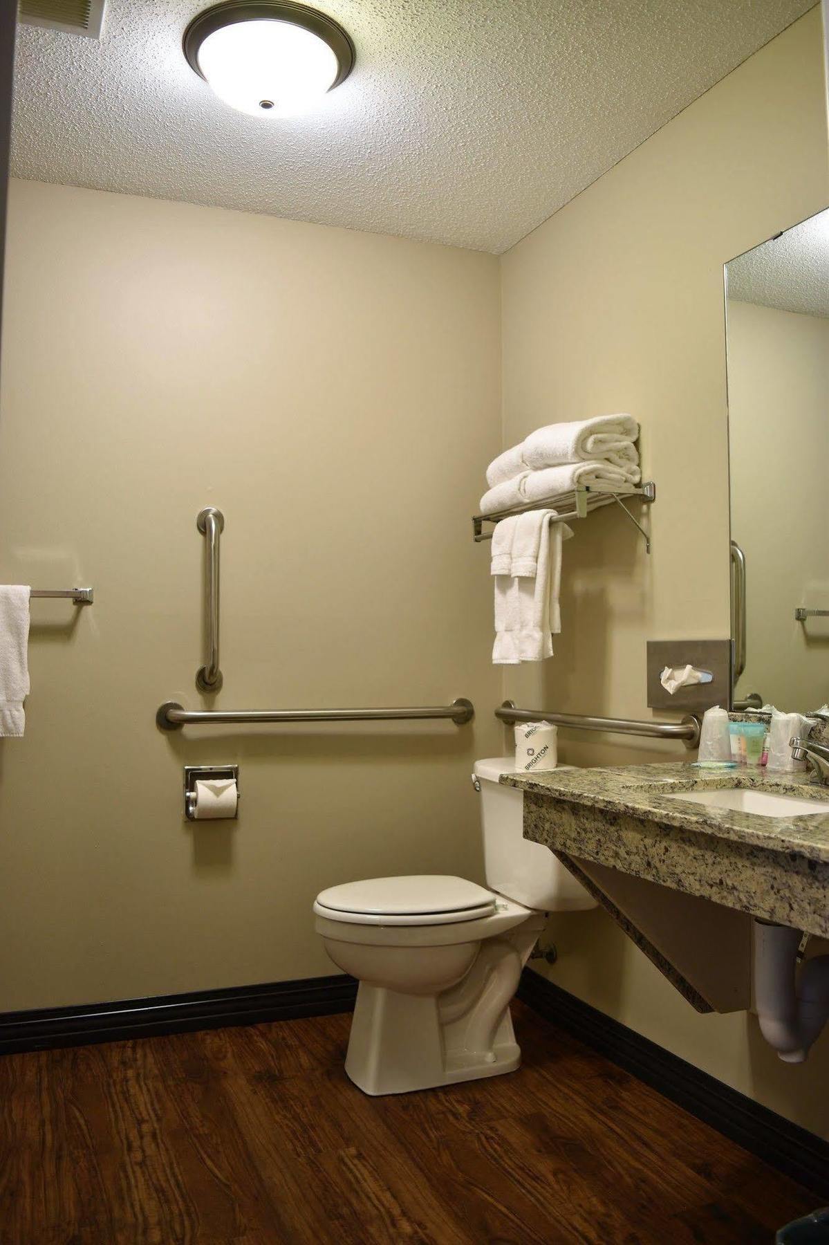 Country Inn River Falls Bagian luar foto