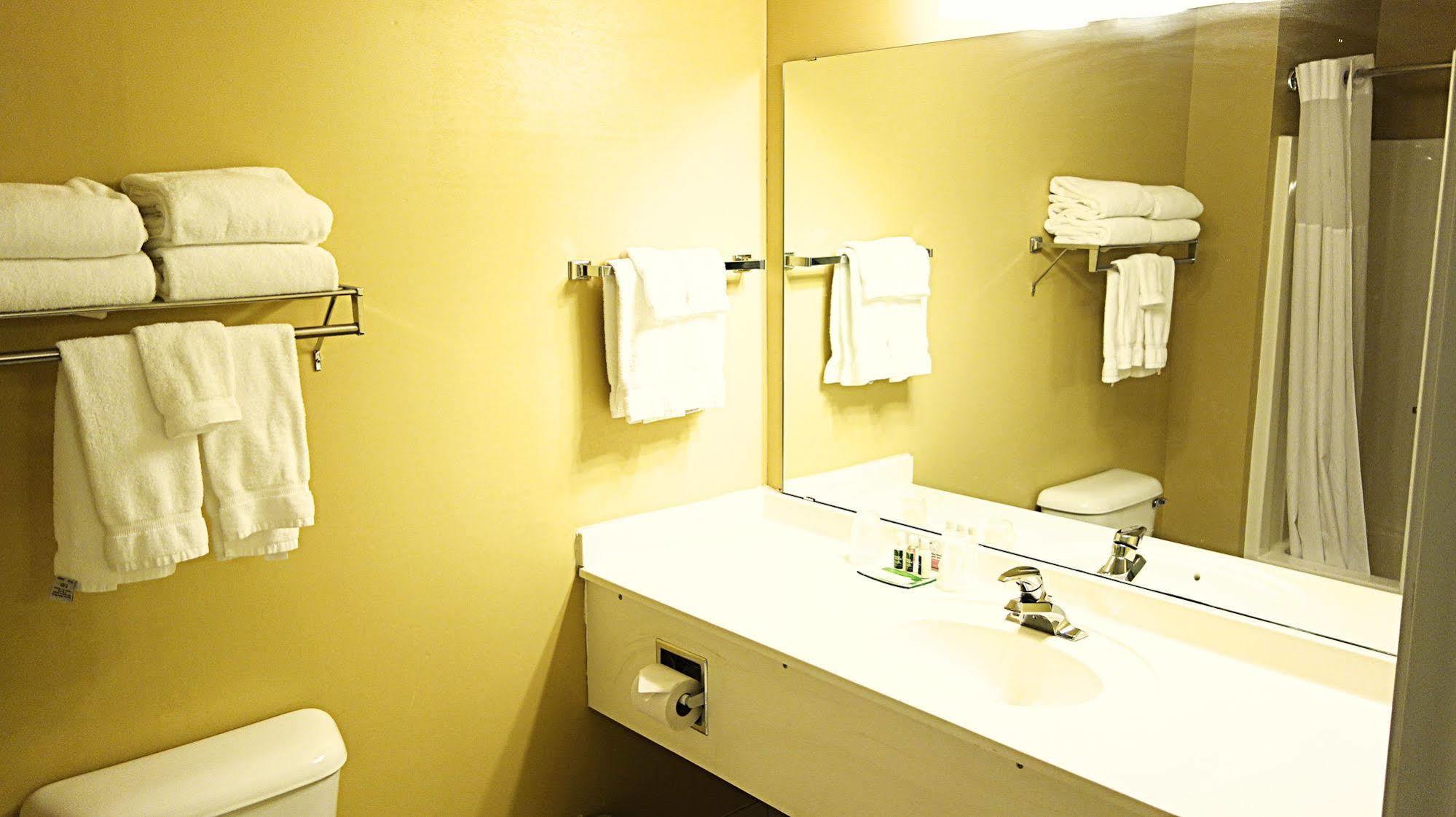 Country Inn River Falls Bagian luar foto